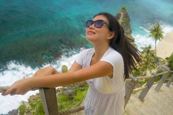 Jovem Bela Feliz Mulher Chinesa Asiática Óculos Sol Desfrutando Mar — Fotografia de Stock