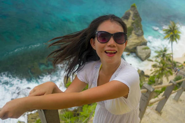 Junge Schöne Und Glückliche Asiatische Koreanerin Mit Sonnenbrille Genießt Das — Stockfoto