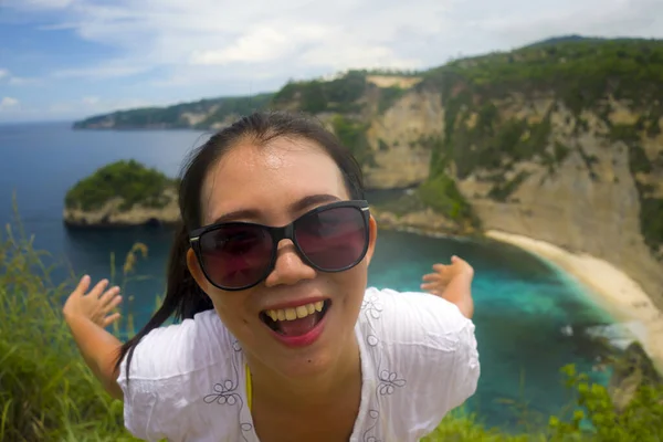 Joven Hermosa Feliz Mujer China Asiática Gafas Sol Disfrutando Increíble — Foto de Stock