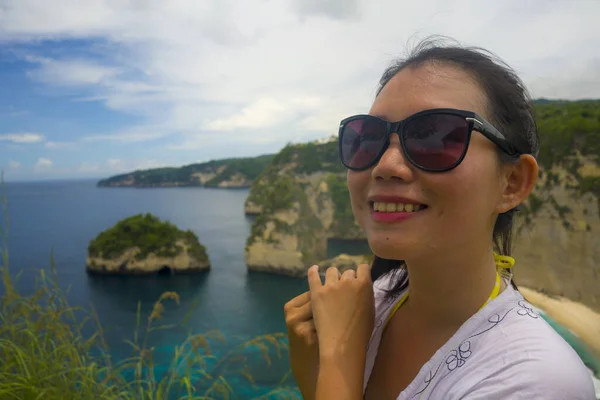 Junge Schöne Und Glückliche Asiatische Chinesin Mit Sonnenbrille Genießt Erstaunliche — Stockfoto