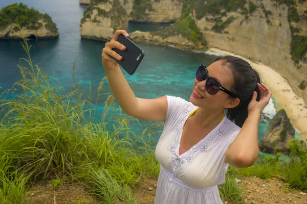 Joven Hermosa Feliz Asiática Japonesa Mujer Tomando Selfie Con Teléfono —  Fotos de Stock
