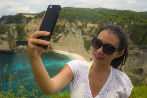 Joven Hermosa Feliz Mujer Asiática Coreana Tomando Selfie Con Teléfono — Foto de Stock