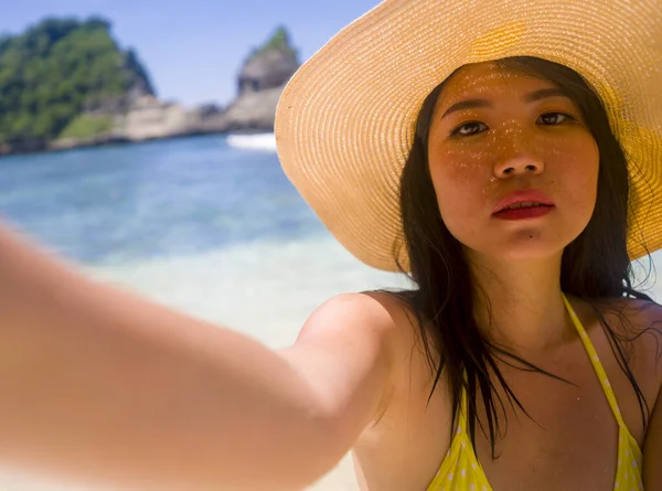 Young Beautiful Happy Asian Chinese Girl Pamela Summer Hat Yellow — Stock Photo, Image