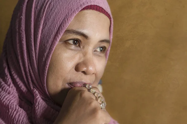 Estúdio Isolado Retrato Mulher Muçulmana Sênior Feliz Positiva Seus Anos — Fotografia de Stock