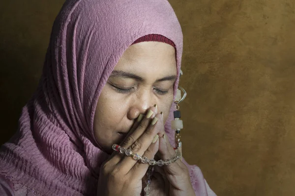 Retrato Aislado Del Estudio Mujer Musulmana Mayor Feliz Positiva Sus — Foto de Stock