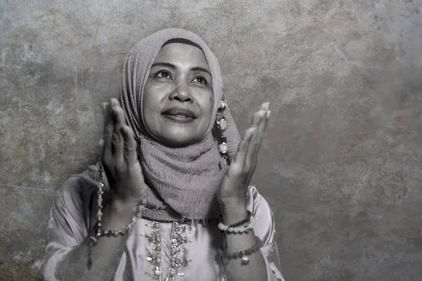 Estúdio Isolado Retrato Mulher Muçulmana Sênior Feliz Positiva Seus Anos — Fotografia de Stock