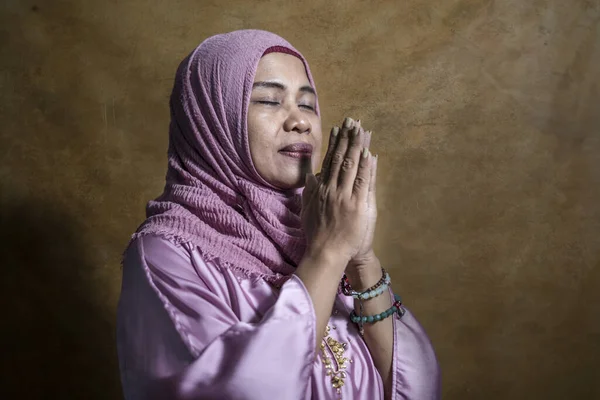 Απομονωμένο Πορτραίτο Στούντιο Της Ευτυχισμένης Και Θετικής Ηλικιωμένης Μουσουλμάνα Στα — Φωτογραφία Αρχείου