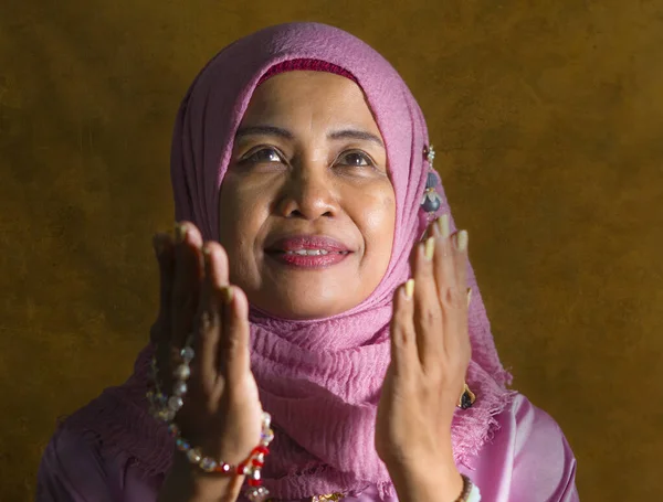 Estúdio Isolado Retrato Mulher Muçulmana Sênior Feliz Positiva Seus Anos — Fotografia de Stock