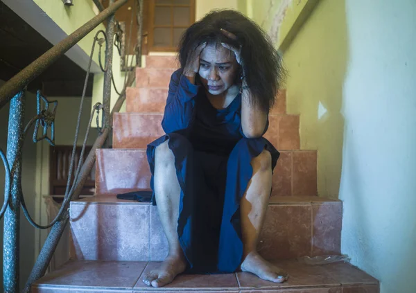 Retrato Dramático Mujer Años Deprimida Escalera Señora Madura Triste Sola — Foto de Stock