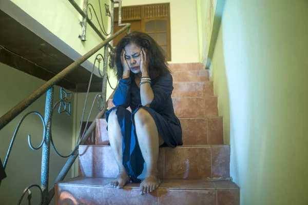 Retrato Dramático Mulher Dos Anos Deprimida Escada Maduro Senhora Triste — Fotografia de Stock
