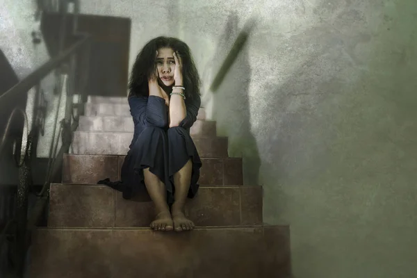 階段の上で落ち込んでいる50代の女性の劇的なポートレート 熟女悲しい孤独苦しみうつ病と中年の危機階段の上に座っている感覚放棄され絶望 — ストック写真