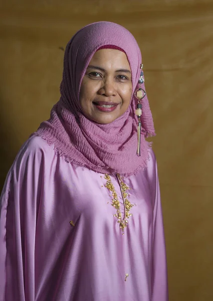 Απομονωμένο Πορτρέτο Στούντιο Της Ευτυχούς Και Θετικής Ηλικιωμένης Μουσουλμάνα Γυναίκα — Φωτογραφία Αρχείου