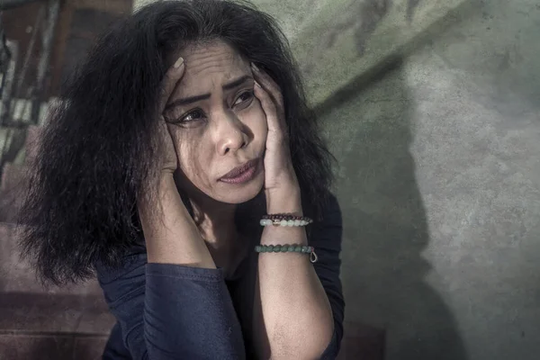 Retrato Dramático Mujer Años Deprimida Escalera Señora Madura Triste Sola —  Fotos de Stock