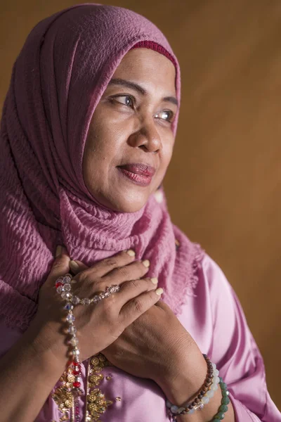 Estúdio Isolado Retrato Mulher Muçulmana Sênior Feliz Positiva Seus Anos — Fotografia de Stock