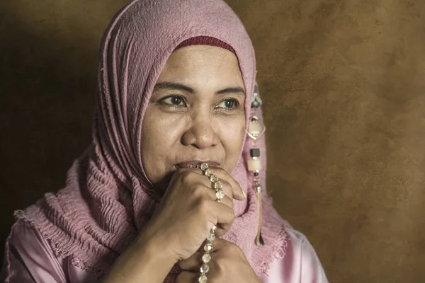 Estúdio Isolado Retrato Mulher Muçulmana Sênior Feliz Positiva Seus Anos — Fotografia de Stock