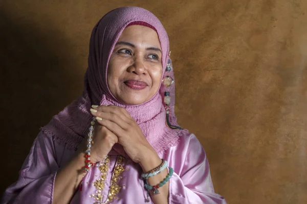 Estúdio Isolado Retrato Mulher Muçulmana Sênior Feliz Positiva Seus Anos — Fotografia de Stock