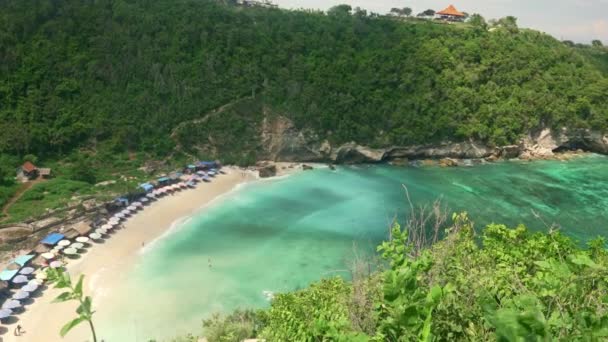 개념에 있어서 해변의 낙원에 청록색 우산의 아름다운 아시아 의이들 목적지 — 비디오