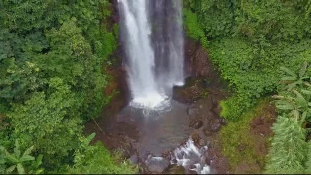 Hermosa Toma Aérea Con Dron Volando Por Encima Increíble Cascada — Vídeo de stock