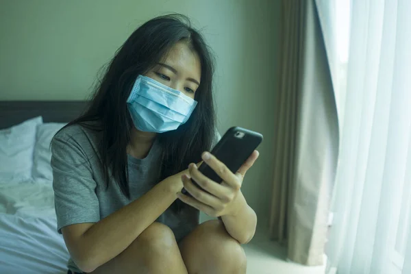 Vypuknutí Viru Mladá Krásná Smutná Ustaraná Asijská Číňanka Nosí Lékařskou — Stock fotografie