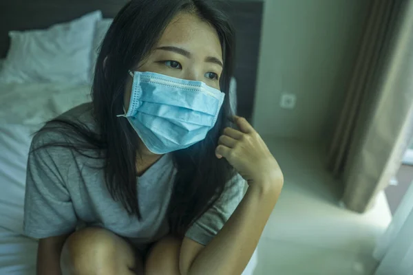 Вспышка Вируса Молодая Красивая Грустная Обеспокоенная Азиатская Китаянка Носит Медицинскую — стоковое фото