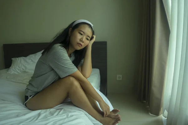 Молодая Красивая Грустная Подавленная Азиатская Китаянка Браслете Волос Сидящая Кровати — стоковое фото
