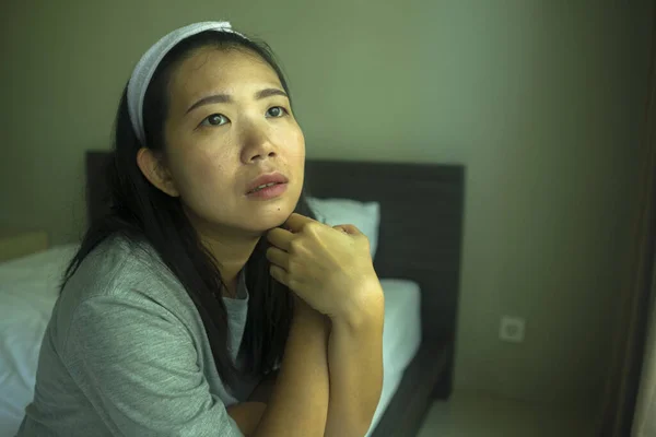 Junge Schöne Traurige Und Deprimierte Asiatische Koreanerin Haarband Und Heimkleidung — Stockfoto