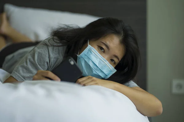ウイルス発生 若い美しい悲しいと心配アジアの女性は 予防対コロナウイルス感染として自宅で隔離とロックダウンで医療面マスクを身に着けています — ストック写真