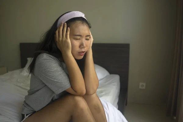 Молодая Красивая Грустная Подавленная Азиатская Китаянка Браслете Волос Сидящая Кровати — стоковое фото
