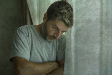 Orta yaşlı bir adamın evde karamsar bir portresi. Yatak odasının penceresinde hüzünlü ve depresif bir şekilde duruyor. Evde endişeli ve bunalımda.