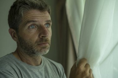Orta yaşlı bir adamın hüzünlü ve bunalımlı portresi. Yatak odasının penceresini tutarken umutsuzluk içinde evde endişeli ve bunalmış bir depresyon yaşıyor.