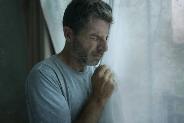 Drámai Beltéri Portré Középkorú Férfi Sírás Szomorú Depressziós Tartó Hálószoba — Stock Fotó