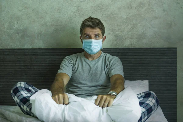 Драматичний Портрет Хворого Чоловіка Медичній Масці Обличчя Сидить Ліжку Наляканий — стокове фото