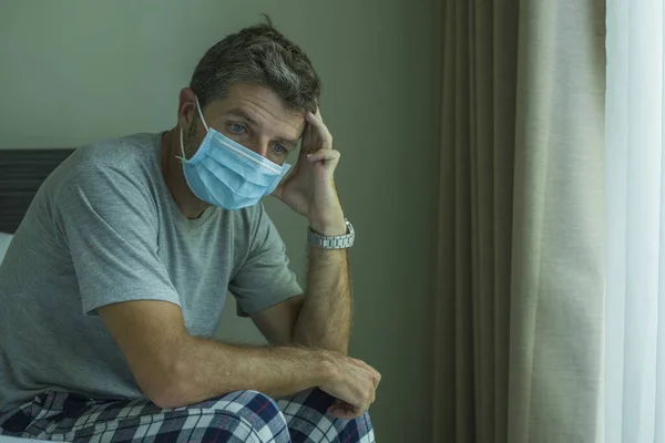 Virusausbruch Dramatisches Porträt Eines Kranken Mannes Mit Medizinischer Gesichtsmaske Der — Stockfoto