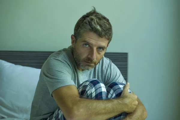 Dramático Retrato Hombre Años Asustado Deprimido Atractivo Cama Pijama Sintiendo — Foto de Stock