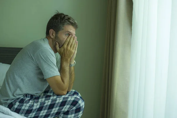 Drammatico Ritratto Attraente Uomo Anni Spaventato Depresso Sul Letto Pigiama — Foto Stock