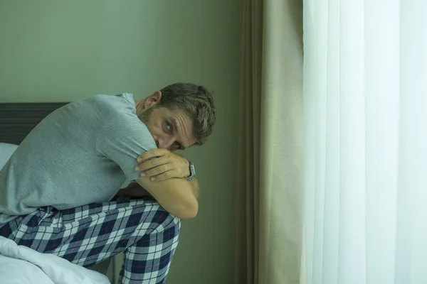 Dramático Retrato Hombre Años Asustado Deprimido Atractivo Cama Pijama Sintiendo — Foto de Stock