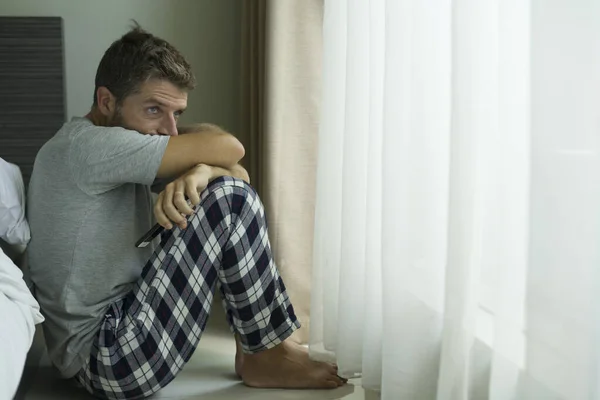 Dramático Retrato Hombre Años Asustado Deprimido Atractivo Cama Pijama Sintiendo —  Fotos de Stock