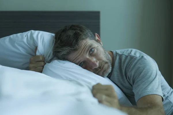 Drammatico Ritratto Attraente Uomo Anni Spaventato Depresso Sul Letto Pigiama — Foto Stock