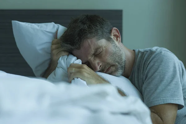 파자마를 침대에 남성의 바이러스 검역중 우울증 문제를 — 스톡 사진