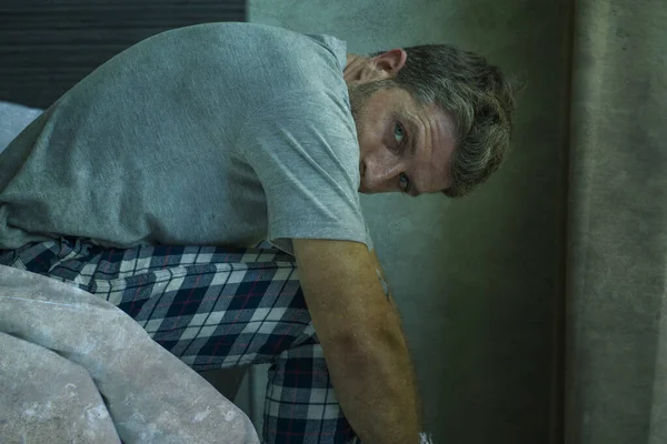 Dramatický Portrét Atraktivní Vyděšený Depresivní 40S Muž Posteli Pyžamu Pocit — Stock fotografie