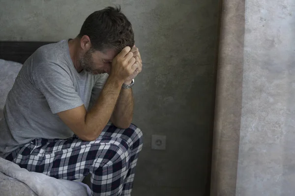 Dramatiskt Porträtt Attraktiv Rädd Och Deprimerad Tals Man Sängen Pyjamas — Stockfoto