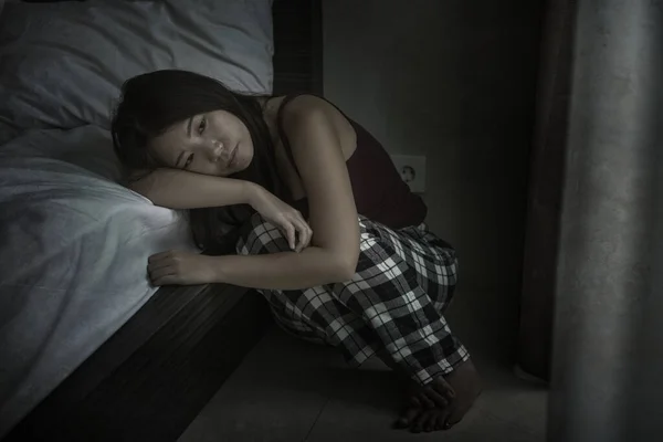 Drámai Sötét Portré Fiatal Vonzó Depressziós Szomorú Ázsiai Kínai Hálószobában — Stock Fotó