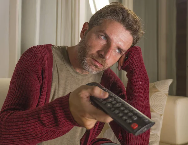 Retrato Estilo Vida Casa Hombre Joven Atractivo Concentrado Centrado Sofá — Foto de Stock