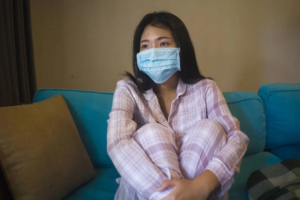 Karantina Hapsi Genç Stresli Endişeli Asyalı Kadın Kanepede Pijamalı Cerrahi — Stok fotoğraf