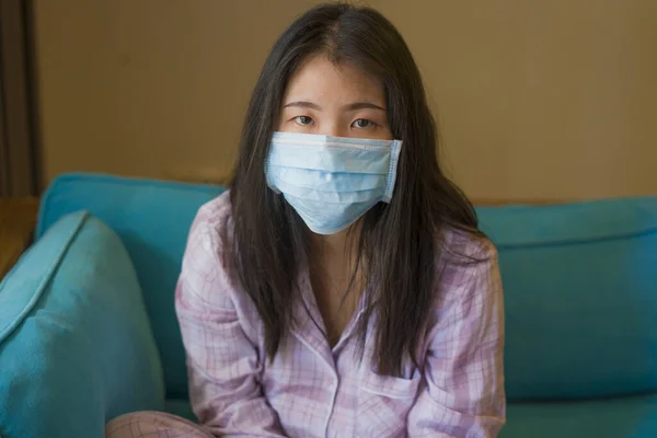 Karantén Otthoni Lezárás Fiatal Gyönyörű Stresszes Aggódó Ázsiai Koreai Pizsamában — Stock Fotó