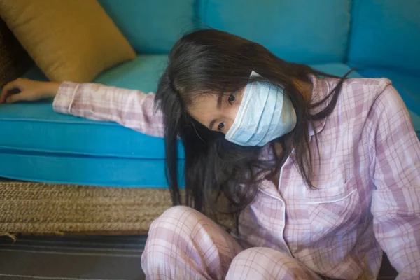 Karantén Otthoni Lezárás Fiatal Gyönyörű Stresszes Aggódó Ázsiai Koreai Pizsamában — Stock Fotó