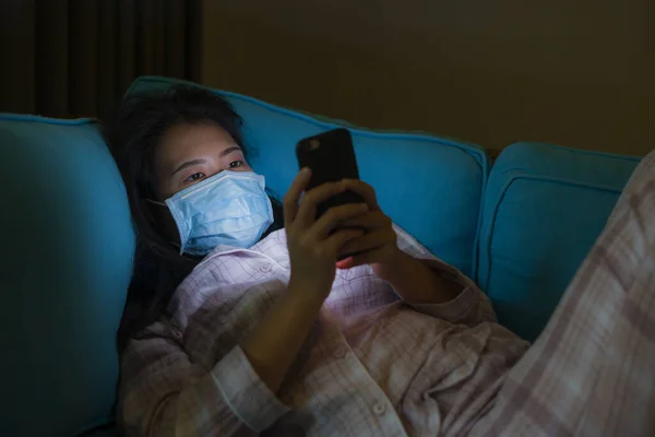 Quarantena Isolamento Domestico Giovane Bella Donna Cinese Asiatica Preoccupata Pigiama — Foto Stock