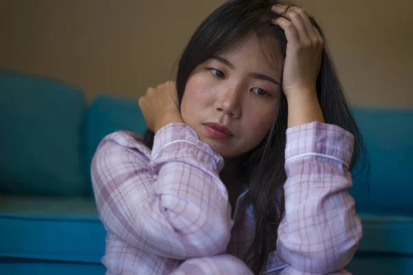 Dentro Casa Estilo Vida Retrato Jovem Bonita Triste Deprimida Asiático — Fotografia de Stock