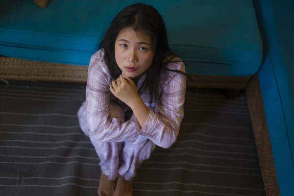 Помещении Образ Жизни Портрет Молодой Красивой Грустной Депрессивной Азиатской Кореянки — стоковое фото