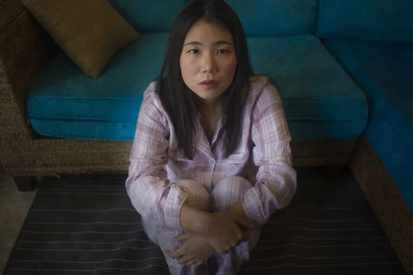 Драматический Темный Портрет Молодой Красивой Грустной Депрессивной Азиатской Женщины Пижаме — стоковое фото